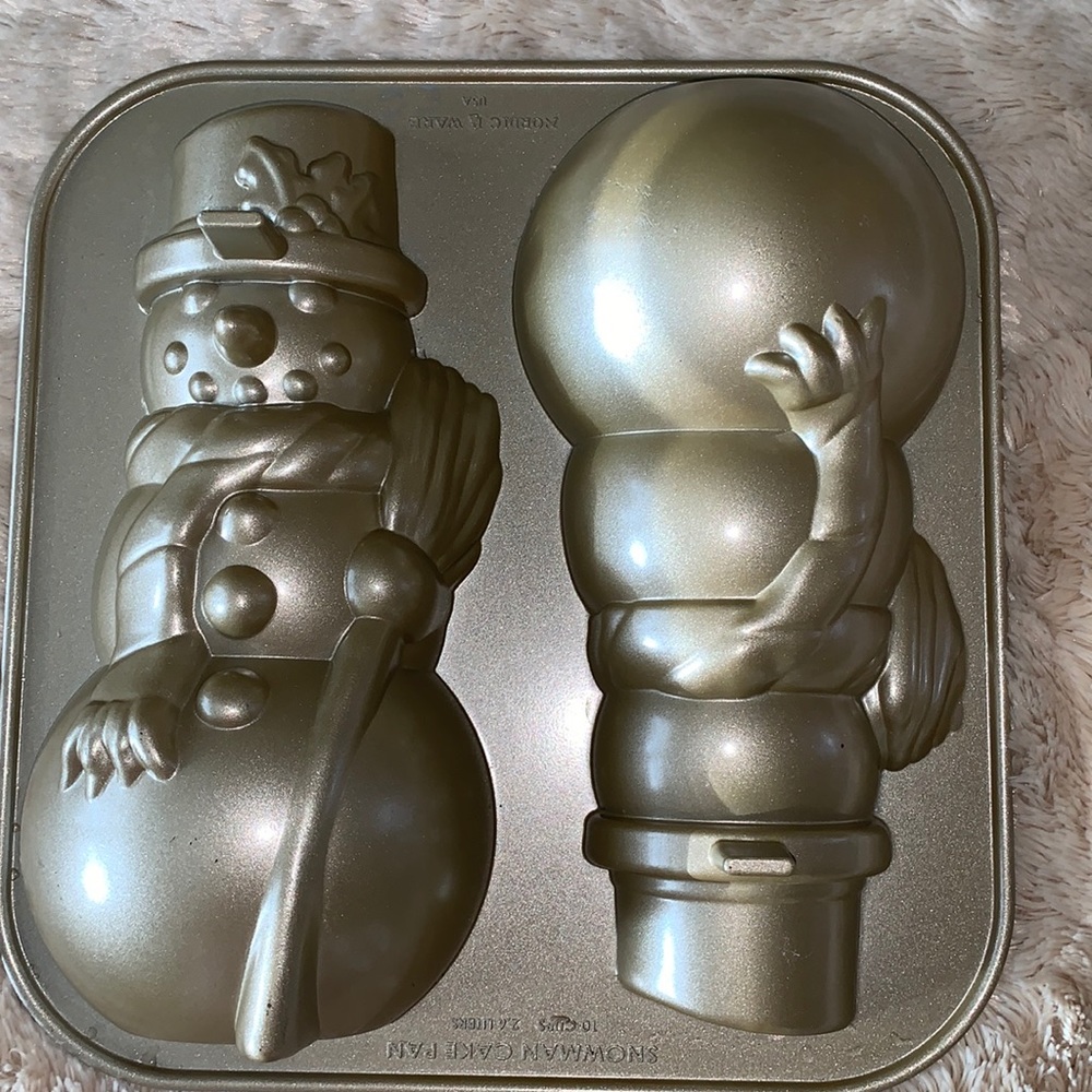 Nordic Ware Snowman cake pan